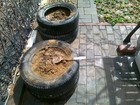 小罕爸用旧轮胎做了两个花盆，生活中的小发现。（两个轮胎中间用膨胀钉卯住，然后底下用大块的磁砖垫底）